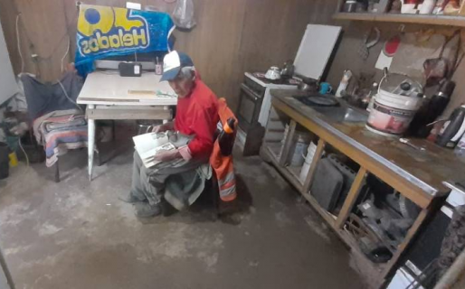 Tiene 86 años y lo dejaron abandonado en su casa