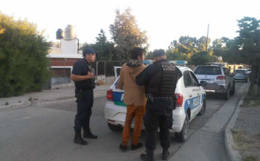 Irrumpió en la casa de su pareja, agarró un cuchillo y la amenazó de muerte