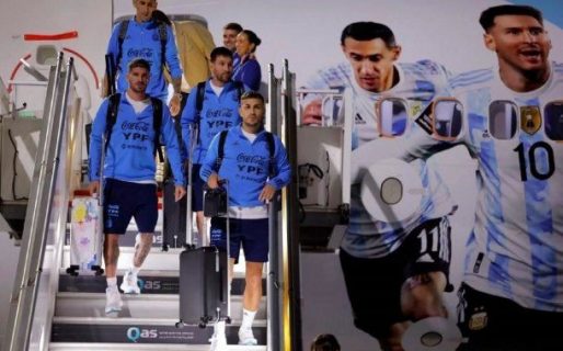 La Selección llegó a Doha tras la goleada ante Emiratos Árabes y fue recibida por decenas de hinchas