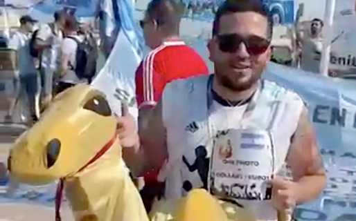 El rebusque de un argentino que cobra 5 dólares para sacarse una foto con el “camello messiano”