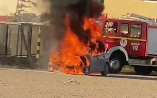 Sacó el auto del taller hace un mes y hoy se le prendió fuego por el mismo problema