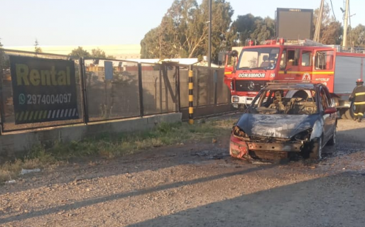 Un vehículo se incendió en el barrio Industrial