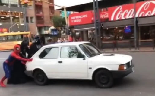 Se le quedó el auto y Batman, Spider-Man y Darth Vader ayudaron a empujar