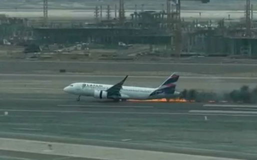 Al menos dos muertos por un impresionante choque entre un avión y un camión de Bomberos