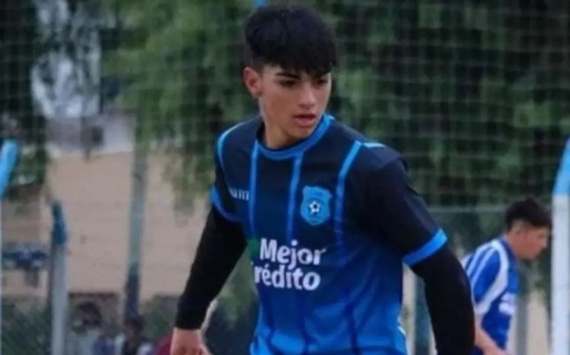 Un futbolista de 16 años salvó a su novia de ser atropellada por un auto, lo embistió a él y está grave