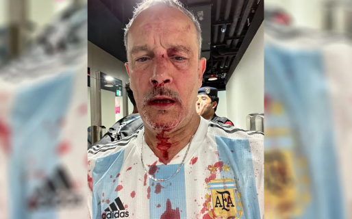 El momento en que un hincha de la Argentina y su hijo fueron golpeados por cuatro mexicanos