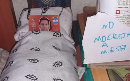 Así hay que tratarlo: Le regalaron una figurita de Messi y él de la emoción le hizo una cama para que descanse