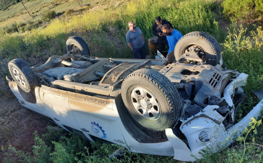 Volcaron, pudieron salir de la camioneta e hicieron dedo para que los lleven al hospital