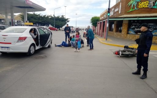 Choque en pleno centro entre un remis y una motocicleta