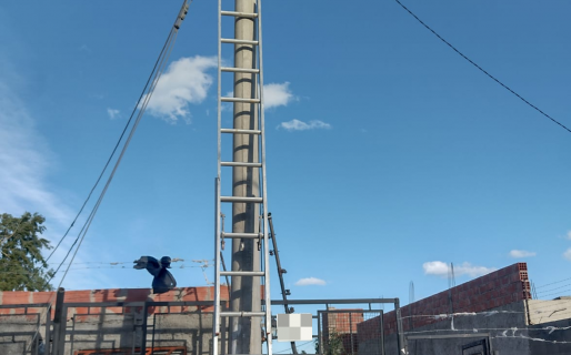 Pudo haber terminado mal: lo agarraron infraganti colgándose de la luz sin protección