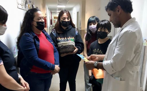 Alumnos de la Escuela 7729 donaron libros a niños internados en el Hospital Regional