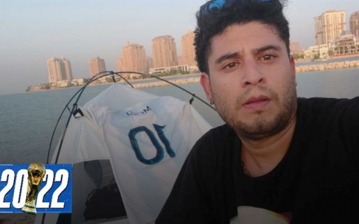 El chubutense que duerme en la calle y pide comida con tal de ver a la selección en Qatar