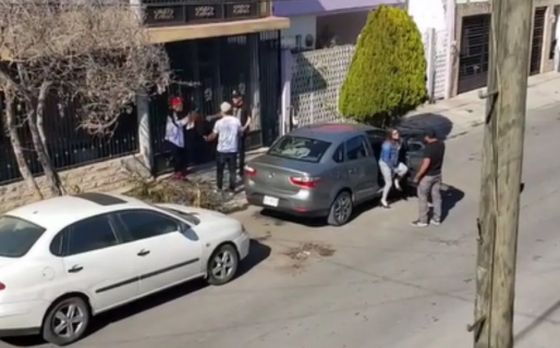 Llegó a su casa acompañada por su novio y en la puerta se encontró con una sorpresa