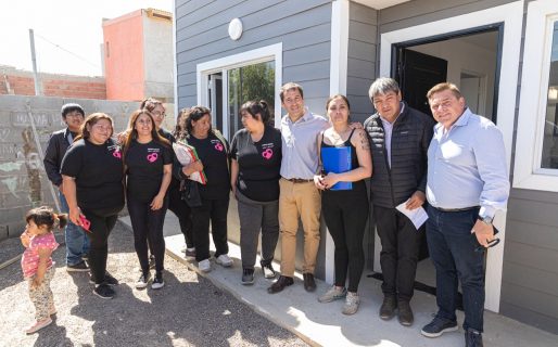 Luque hizo la entrega de dos viviendas sociales