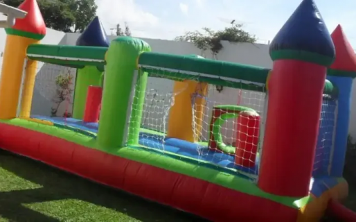 Explotó un pelotero inflable, un nene de 3 años salió disparado y ahora lucha por su vida