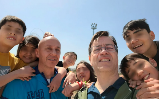 Víctor y Jorge, la pareja que adoptó a seis hermanitos que querían seguir unidos