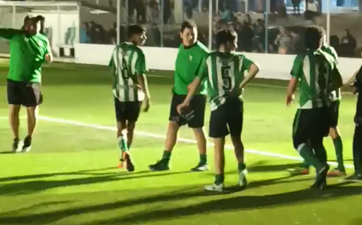 Padres agredieron a jugadores de inferiores y les arrojaron agua caliente mientras festejaban