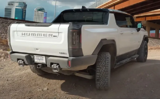 Un youtuber se compró una pick up de 100 mil dólares y la rompió a los 14 kilómetros