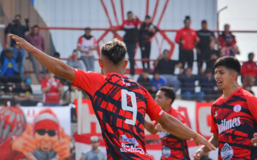 Huracán se floreó contra Atlético San Julián y tiene un pie y medio en la próxima instancia