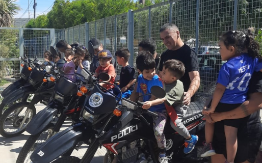 La División de Motos de la Policía limpió el patio del Jardín 472