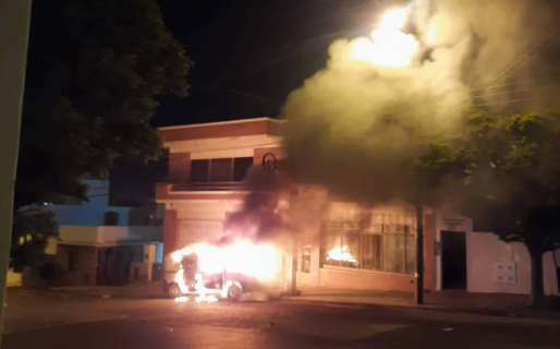 Un vehículo utilitario se incendió esta madrugada