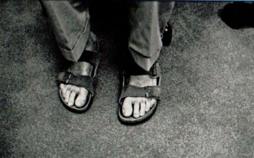 Subastan un par de sandalias que Steve Jobs usó y tiró a la basura: esperan recaudar 80.000 dólares