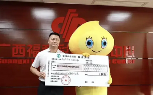 Un hombre ganó 30 millones en la lotería pero nunca le contó a su mujer y a su hijo para que «no sean vagos»