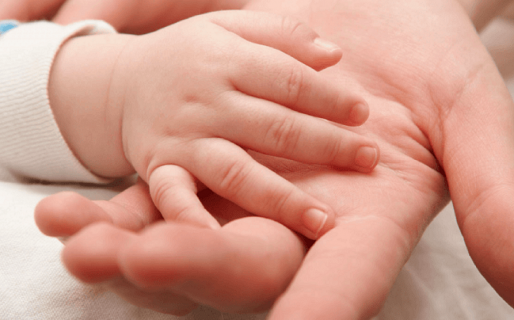 Una mujer tuvo a su bebé en un taxi y el chofer le cobró extra por los gastos de limpieza del auto