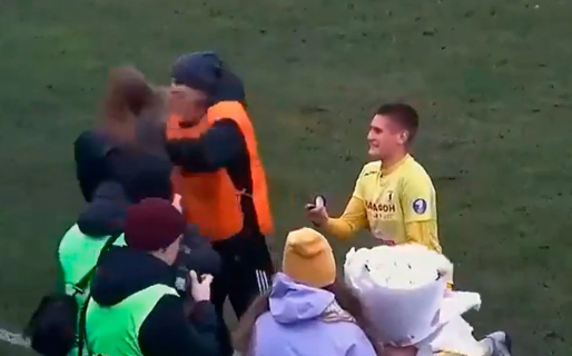 El momento en que un futbolista le pide casamiento a su novia y un seguridad la ataca brutalmente