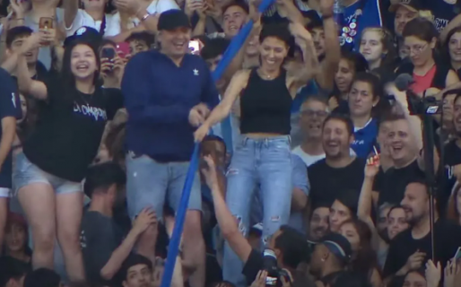 Colgado de una bandera, Máximo Kirchner arengó a su madre junto a Mayra Mendoza