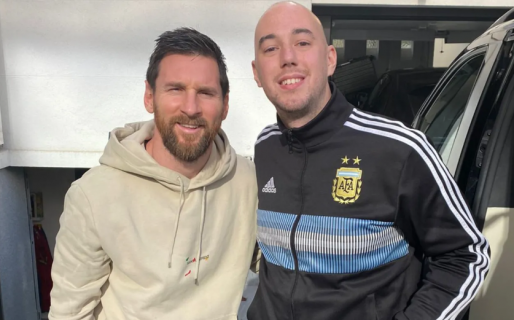 Superó un duro golpe de vida y fue por su sueño: conoció a Messi y se grabó su firma sobre un tatuaje especial