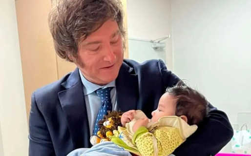 Milei mostró su lado tierno: le cantó una canción de La Renga a un bebé que lleva su apellido