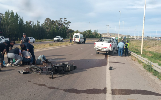 Un motociclista chocó a una Hilux y está grave