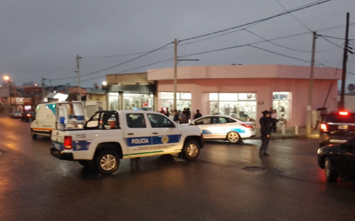 Una mujer fue embestida por un auto y debió ser trasladada al hospital