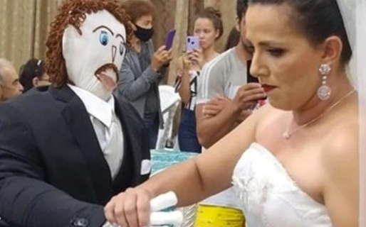 Todos iguales: una mujer se casó con un muñeco y ahora dice que la engañó con otra