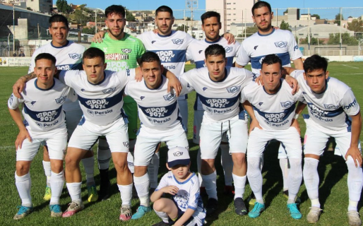 Newbery ganó un partido reñido y se subió a la cima