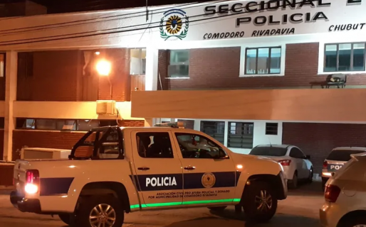 Una mujer atacó el auto de otra y fue detenida por la policía