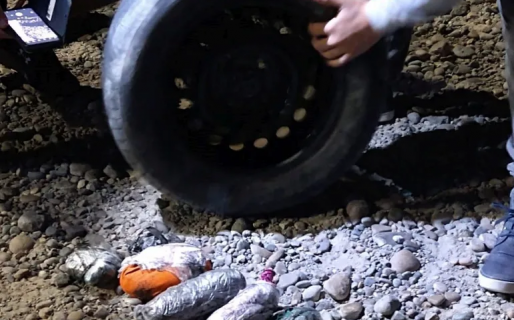 Llevaba un kilo de marihuana y gramos de cocaína en la rueda de auxilio y fue detenido
