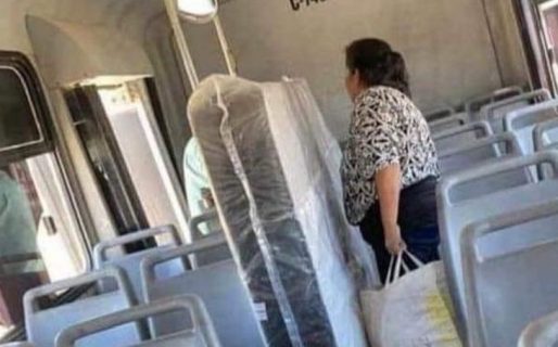 Se compró un colchón, lo llevó en el colectivo y la humillaron: «Me criticaron por ser pobre»