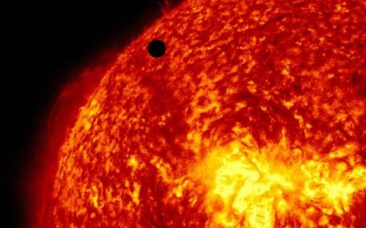 Una «serpiente» en la superficie del sol