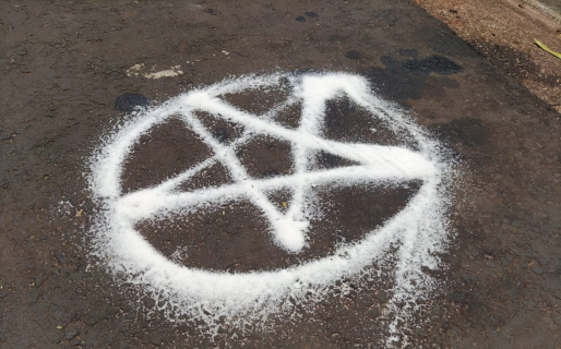 Incertidumbre por la aparición de signos satánicos dibujados con sal