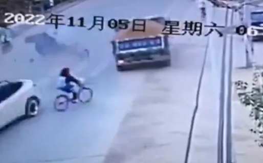Un Tesla fuera de control mató a dos personas en China
