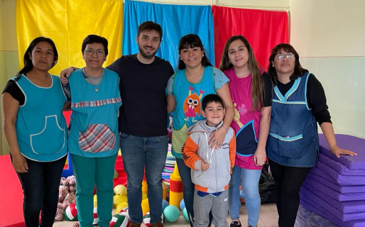 «Nacho» Torres entregó material educativo para los alumnos del Jardín 477 de Paso de Indios