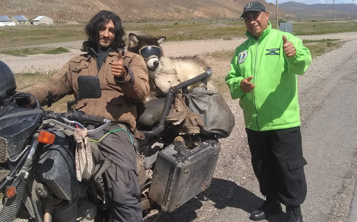 Busca unir Alaska con Ushuaia en moto con su perrito a bordo