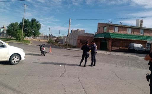 Fuerte choque entre un auto y una moto: Una mujer debió ser trasladada al Hospital Alvear