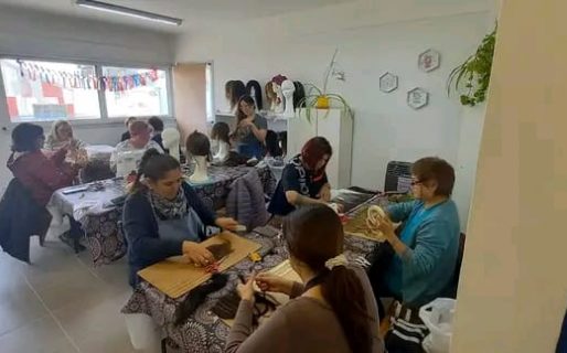 «Una sonrisa para tu cabeza»: Un grupo solidario de mujeres asiste con pelucas a pacientes oncológicos