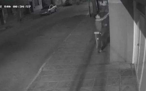 Se robó una bandera en vísperas del partido de Argentina y su excusa se volvió viral