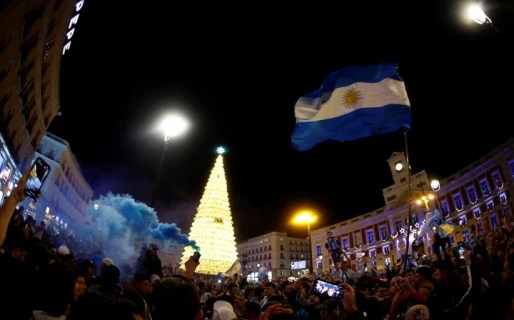 Detuvieron a dos argentinos que festejaron arriba de un árbol de navidad gigante