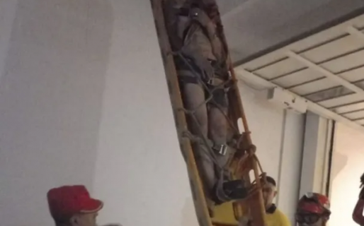 Un delincuente escapaba de la policía y terminó cayendo de décimo piso