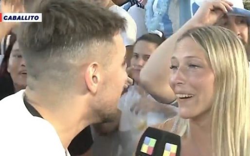 «Lo que quieras»: una hincha argentina se le declaró en vivo a un notero y lo dejó sin palabras